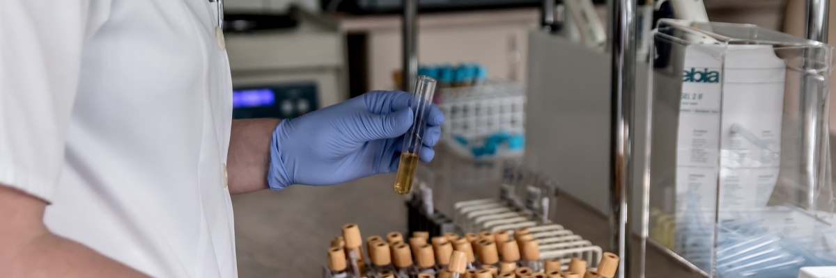 Koľko látok z 25 000, ktoré sa začínajú testovať v laboratóriu, sa napokon dostane až na trh k pacientom?